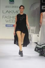 Model walk the ramp for Archana Kocchar show at Lakme Fashion Week 2012 Day 5 in Grand Hyatt on 7th Aug 2012 (29).JPG